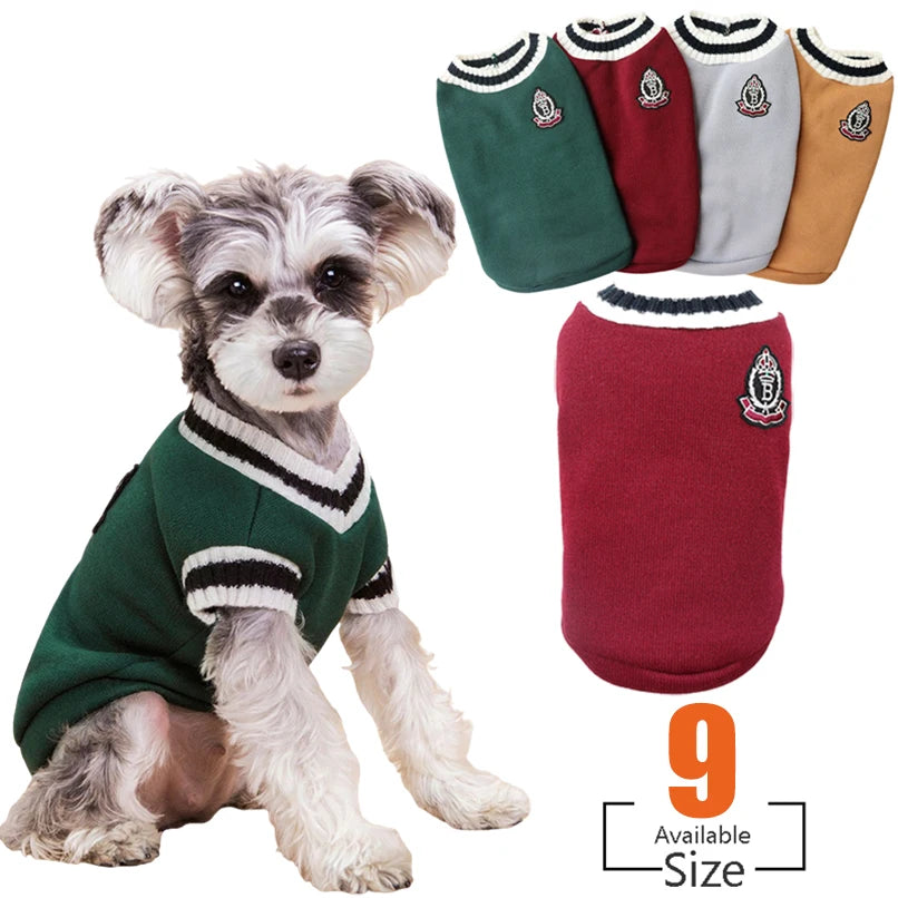 Pull style étudiant avec col en V et écusson pour petits et moyens chiens